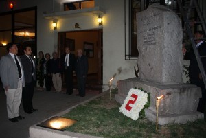 Ofrenda floral en monumento Mártires