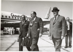 02 - Enrique Guerra regresa de E.E.U.U. Año 1966 recinido por Superintendente Claudio Herrera y Segundo Comandante Oscar Cortez01